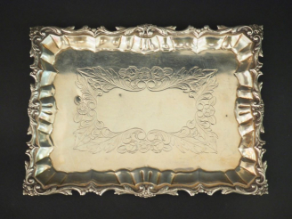 Vente aux enchères Petit plateau Napoléon III en argent, à décor de rinceaux et de fleurs