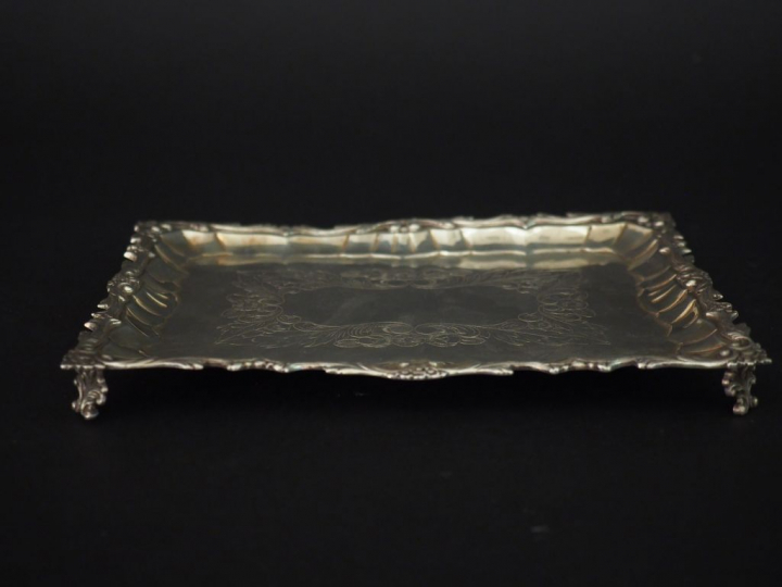 Petit plateau Napoléon III en argent, à décor de rinceaux et de fleurs