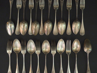 Vente aux enchères Suite de onze grands couverts et une cuillère de style Louis XVI en ar