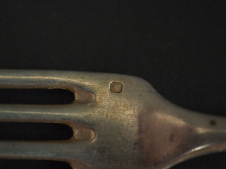 Suite de onze grands couverts et une cuillère de style Louis XVI en ar