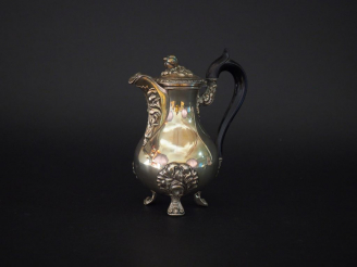 Vente aux enchères 	Petite verseuse Napoléon III de style Louis XV en argent, poinçon Min