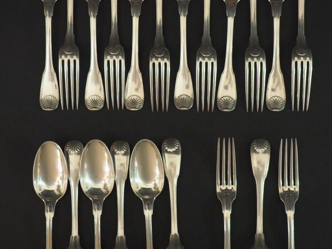 Suite de neuf couverts et trois fourchettes à entremets en argent, poi