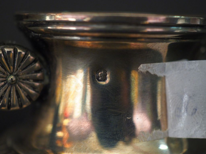 	Pot à lait de style Empire en argent, poinçon Minerve, à décor de fri