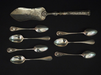 Vente aux enchères Suite de sept cuillères à dessert de style Louis XVI en argent, poinço