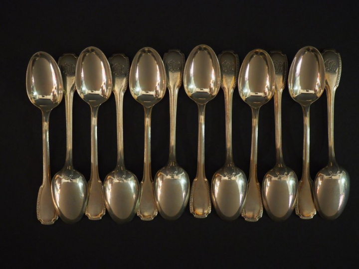 Suite de douze cuillères à café en argent, poinçon Minerve, à décor de