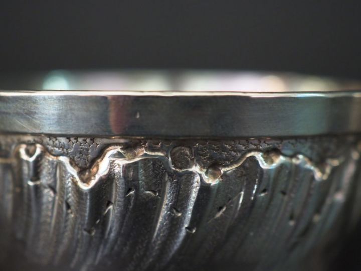 Ensemble comprenant : - une timbale de forme tulipe à fond plat en arg