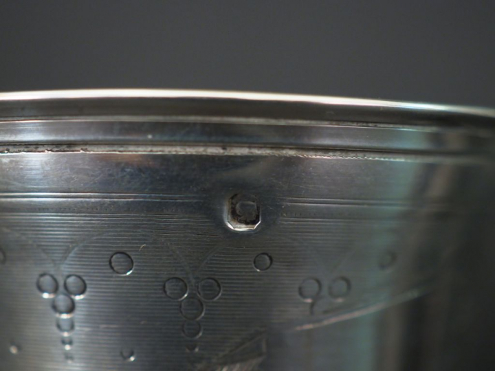 Ensemble comprenant : - une timbale de forme tulipe à fond plat en arg