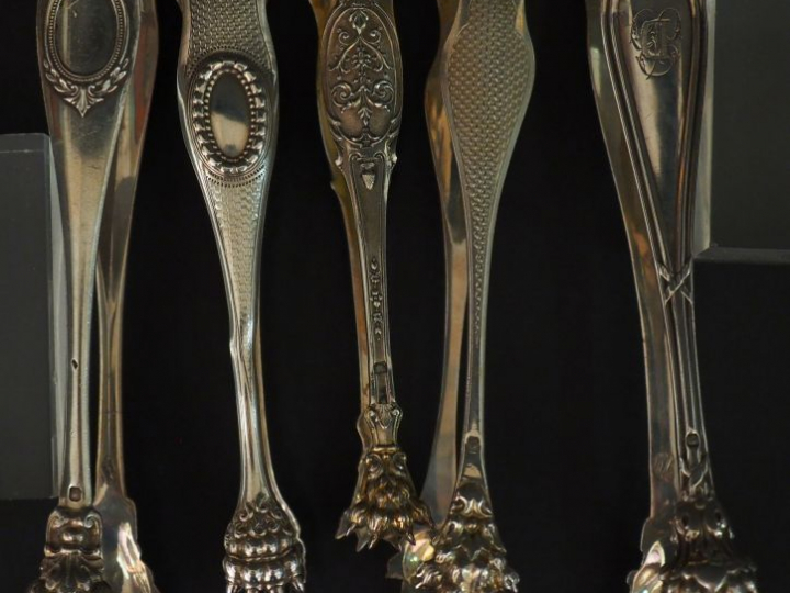 Cinq différentes pinces à sucre en argent, poinçon Minerve, terminées 