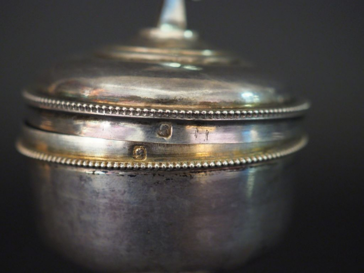 Petit ciboire de voyage en argent, poinçon Minerve, surmonté d'une cro