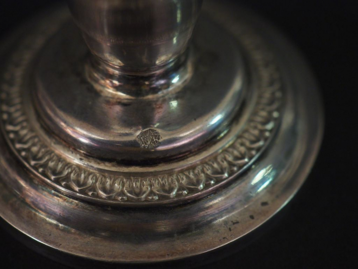 Petit ciboire de voyage en argent, poinçon Minerve, surmonté d'une cro