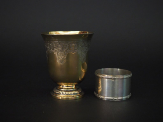 Vente aux enchères Ensemble comprenant :  - une timbale de forme tulipe sur piédouche en 