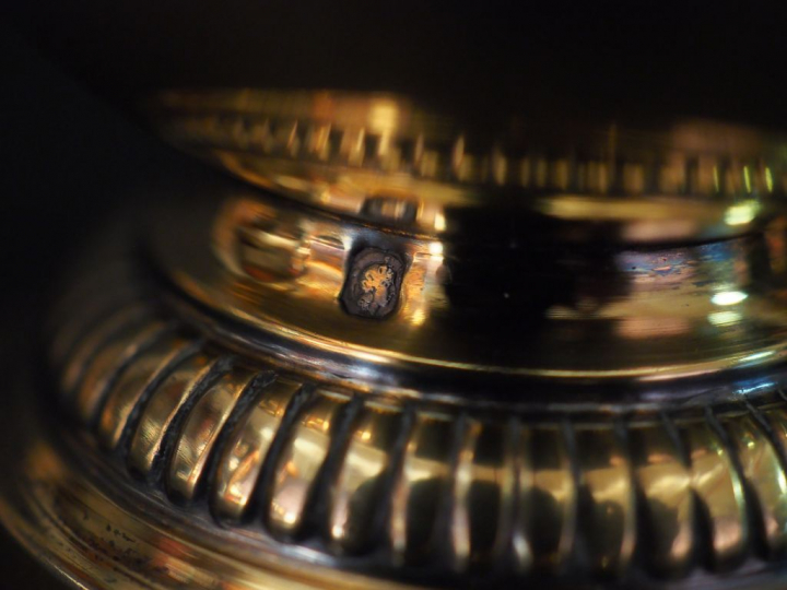 Ensemble comprenant :  - une timbale de forme tulipe sur piédouche en 