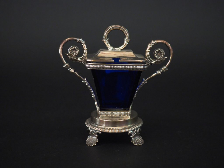 	Moutardier en argent ajouré, poinçon Minerve, à décor de godrons.  Re