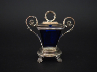 Vente aux enchères 	Moutardier en argent ajouré, poinçon Minerve, à décor de godrons.  Re