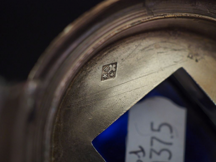 	Moutardier en argent ajouré, poinçon Minerve, à décor de godrons.  Re