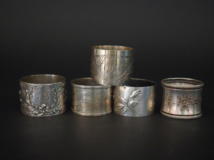 Ensemble comprenant :  - un rond de serviette en argent, poinçon Miner