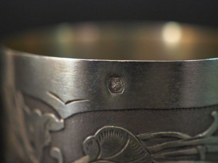 Ensemble comprenant :  - un rond de serviette en argent, poinçon Miner