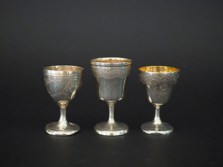 Trois différents coquetiers en argent, poinçon Minerve.  H. 6,7 et 7,5