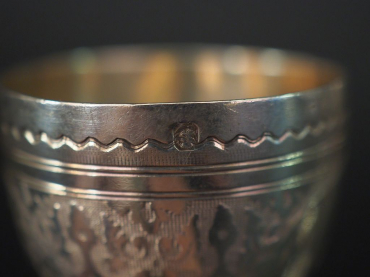 Trois différents coquetiers en argent, poinçon Minerve.  H. 6,7 et 7,5