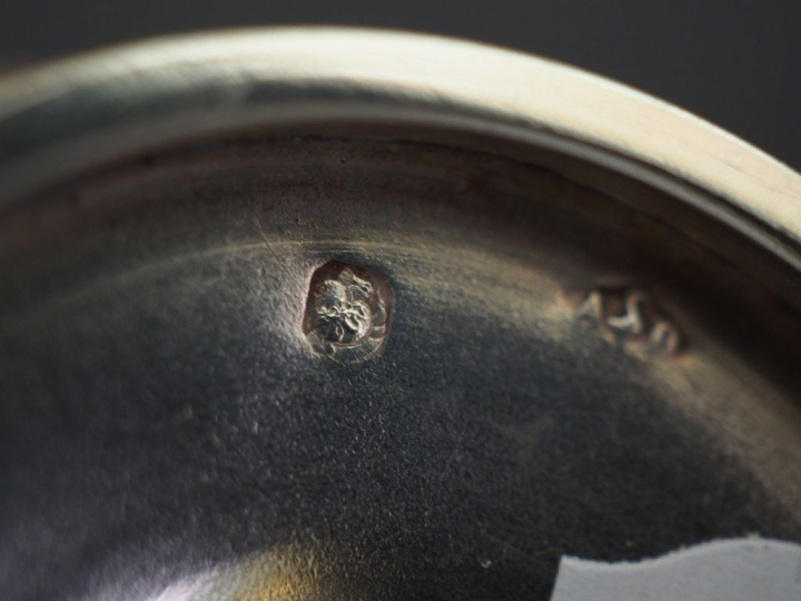 Trois différents coquetiers en argent, poinçon Minerve.  H. 6,7 et 7,5