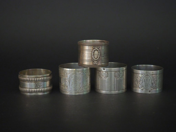 Ensemble comprenant :  - un rond de serviette en argent, poinçon Miner