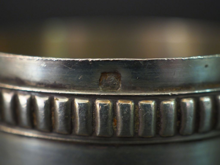 Ensemble comprenant :  - un rond de serviette en argent, poinçon Miner