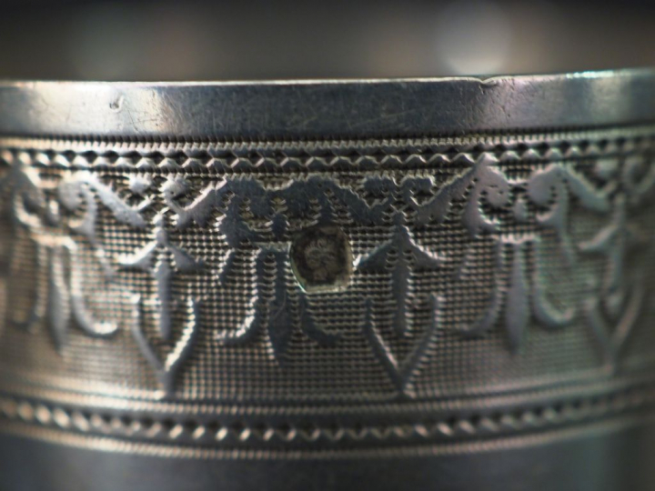 Ensemble comprenant :  - un rond de serviette en argent, poinçon Miner