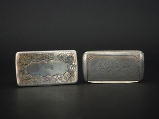 Vente aux enchères Deux différentes boites à tabac en argent, poinçon Minerve, à décor de