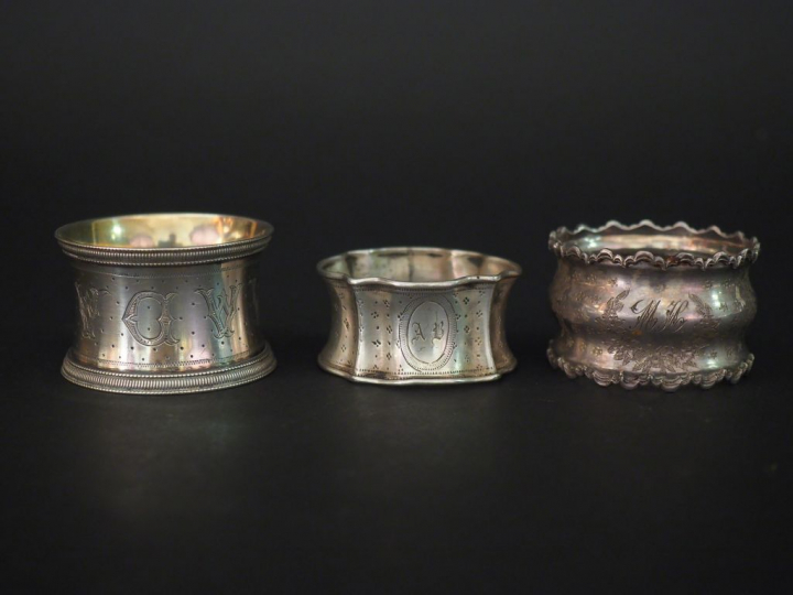 Ensemble comprenant :  - un rond de serviette en argent, poinçon Miner