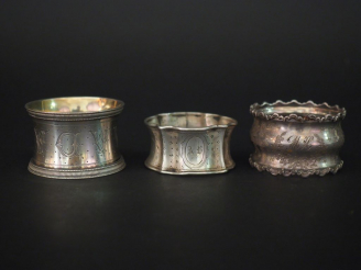 Vente aux enchères Ensemble comprenant :  - un rond de serviette en argent, poinçon Miner