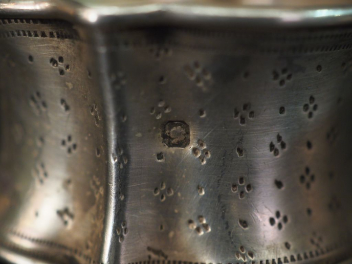 Ensemble comprenant :  - un rond de serviette en argent, poinçon Miner