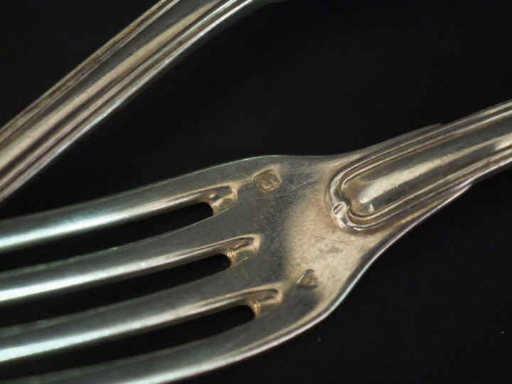 Suite de trois couverts et trois fourchettes à entremets en argent, po