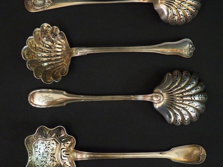 Quatre différentes cuillères à saupoudrer en argent, poinçon Minerve. 