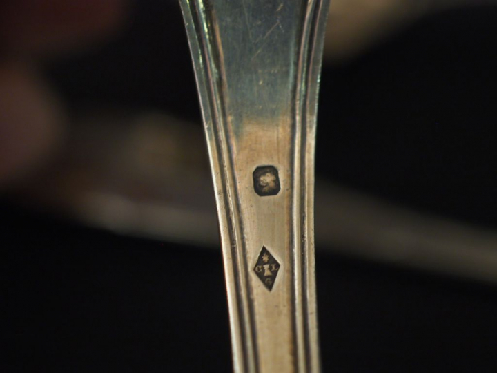 Quatre différentes cuillères à saupoudrer en argent, poinçon Minerve. 