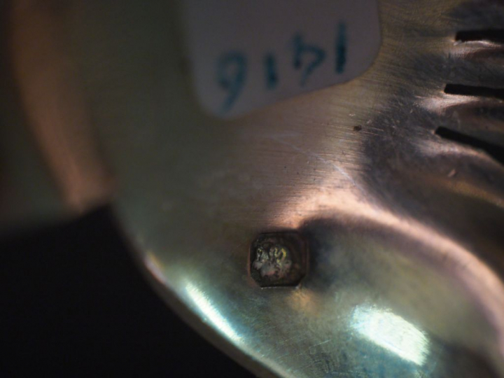 Quatre différentes cuillères à saupoudrer en argent, poinçon Minerve. 