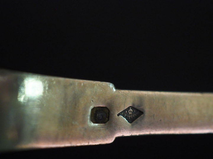 Quatre différentes cuillères à saupoudrer en argent, poinçon Minerve. 