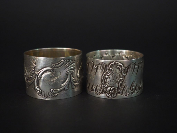 Deux différents ronds de serviette de style Louis XV en argent, poinço
