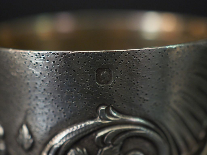 Deux différents ronds de serviette de style Louis XV en argent, poinço