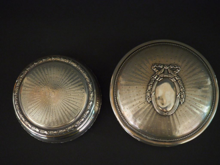 Ensemble comprenant :  - une boite ronde de style Louis XVI en argent,