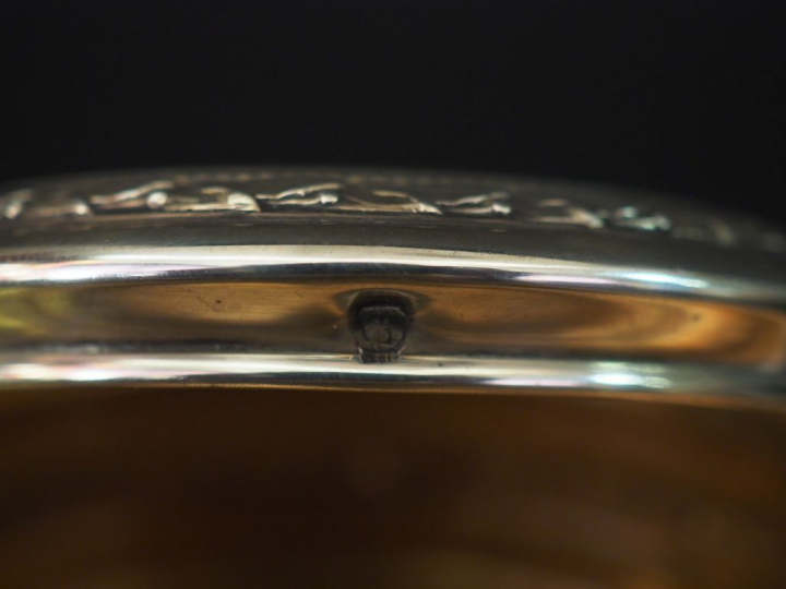 Ensemble comprenant :  - une boite ronde de style Louis XVI en argent,