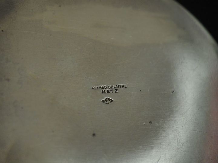 Ensemble comprenant :  - une boite ronde de style Louis XVI en argent,