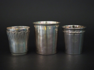 Vente aux enchères Ensemble comprenant :  - une timbale en argent, poinçon Minerve, à déc