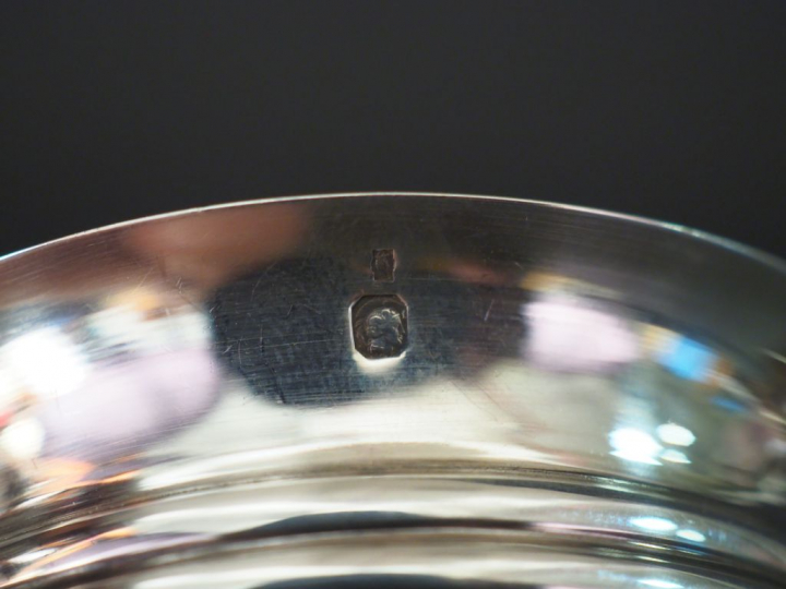 Ensemble comprenant :  - une timbale en argent, poinçon Minerve.  Marq