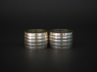 Vente aux enchères Paire de ronds de serviette en argent, poinçon Minerve, à décor de god