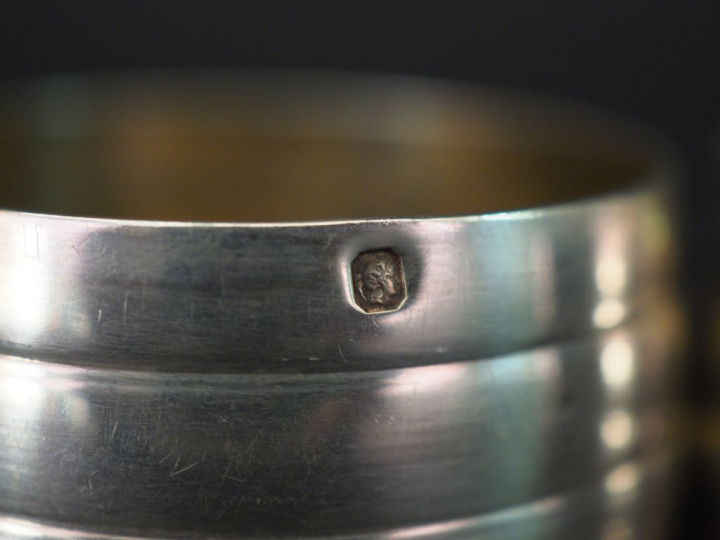 Paire de ronds de serviette en argent, poinçon Minerve, à décor de god