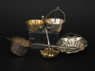 Vente aux enchères Cinq différentes passettes à thé en argent. Poids. 110 g   