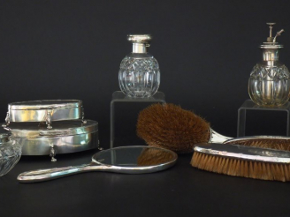 Vente aux enchères Garniture de toilette en argent anglais et verre. Comprenant :  - deux