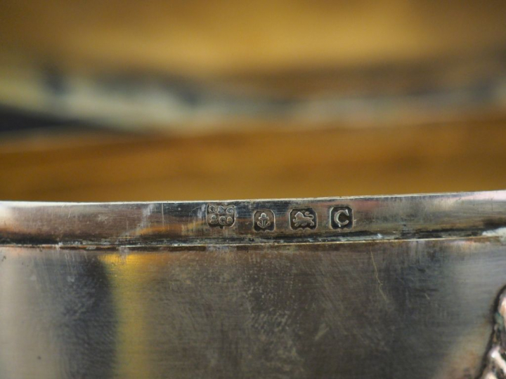 Garniture de toilette en argent anglais et verre. Comprenant :  - deux