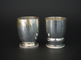 Vente aux enchères Ensemble comprenant :  - une timbale sur piédouche en argent, poinçon 