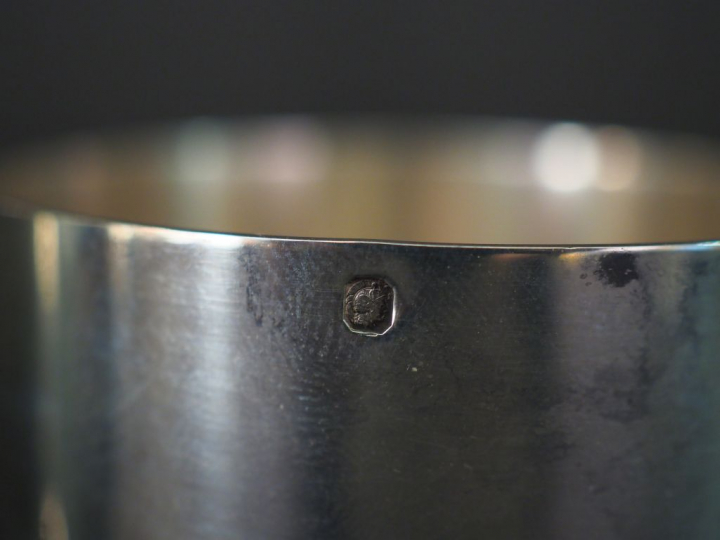 Ensemble comprenant :  - une timbale sur piédouche en argent, poinçon 